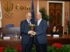 La nazionale giornalisti regala alla Federazione la coppa vinta ai Mondiali di Creta