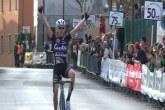 Lucca forza in salita, Verza controlla e poi rilancia verso Rugolo, discesa a tutta e arrivo solitario a Silvella nel giro delle Conche